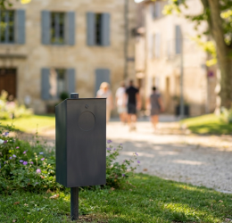 corbeille sanary 30l sur poteau, RAL 7016 dans un square